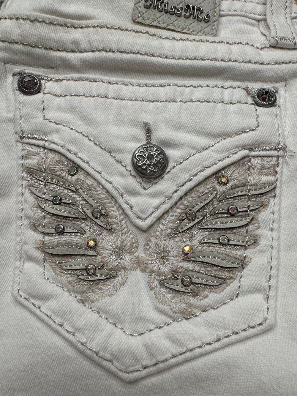 Miss Me Women's Mid-Rise Embellished White Wings Pocket Cuffed Shorts 28 - Picture 2 of 7